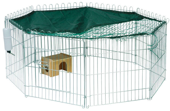 dobar Freilaufgehege mit Holzhäuschen